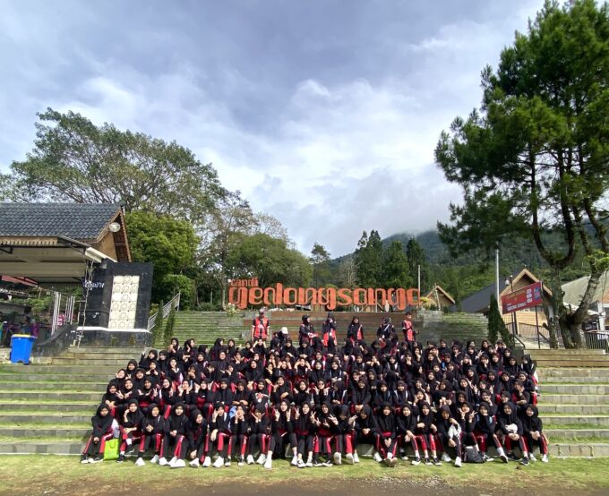 Menelusuri Jejak Sejarah di Atas Awan: Kunjungan Kokurikuler Kelas 9 SMP Al Mas’udiyyah ke Candi Gedong Songo